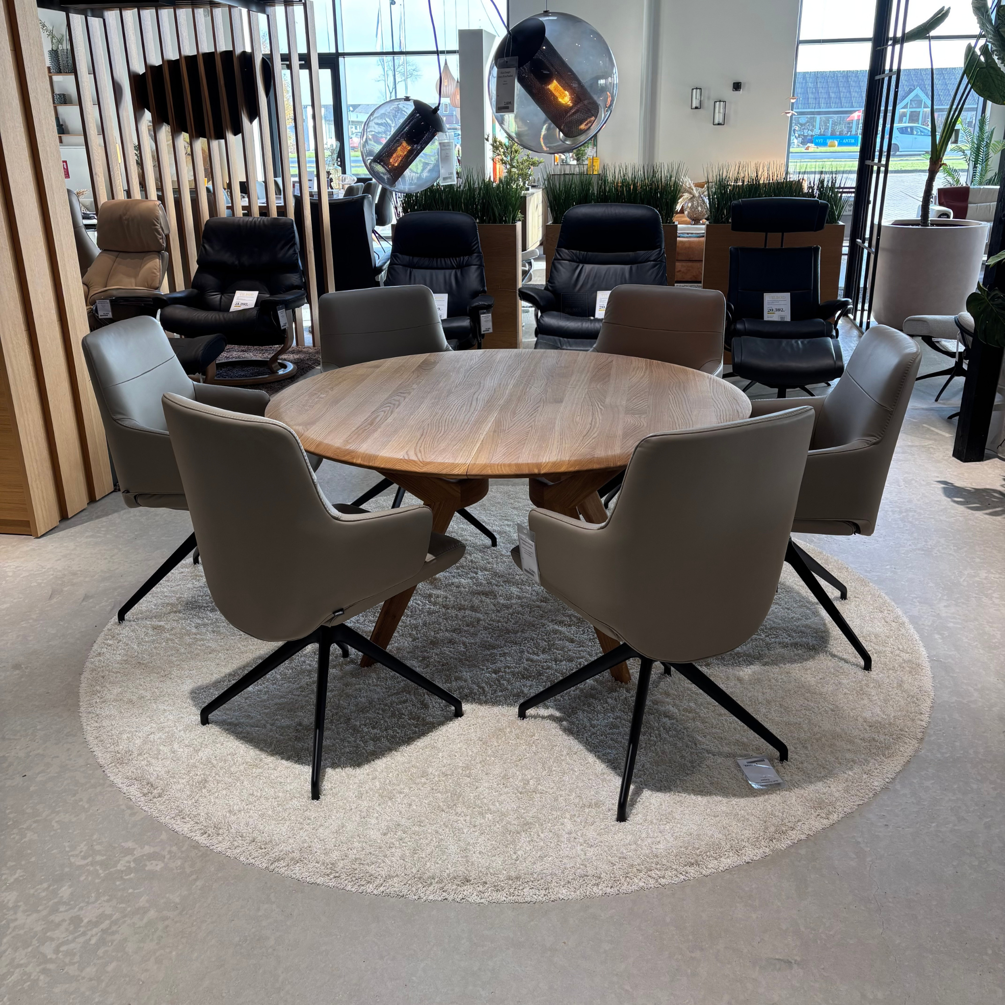 DEMO MODEL - Kristensen Amelia rundt spisebord massiv eg - AFHENTNINGSTILBUD