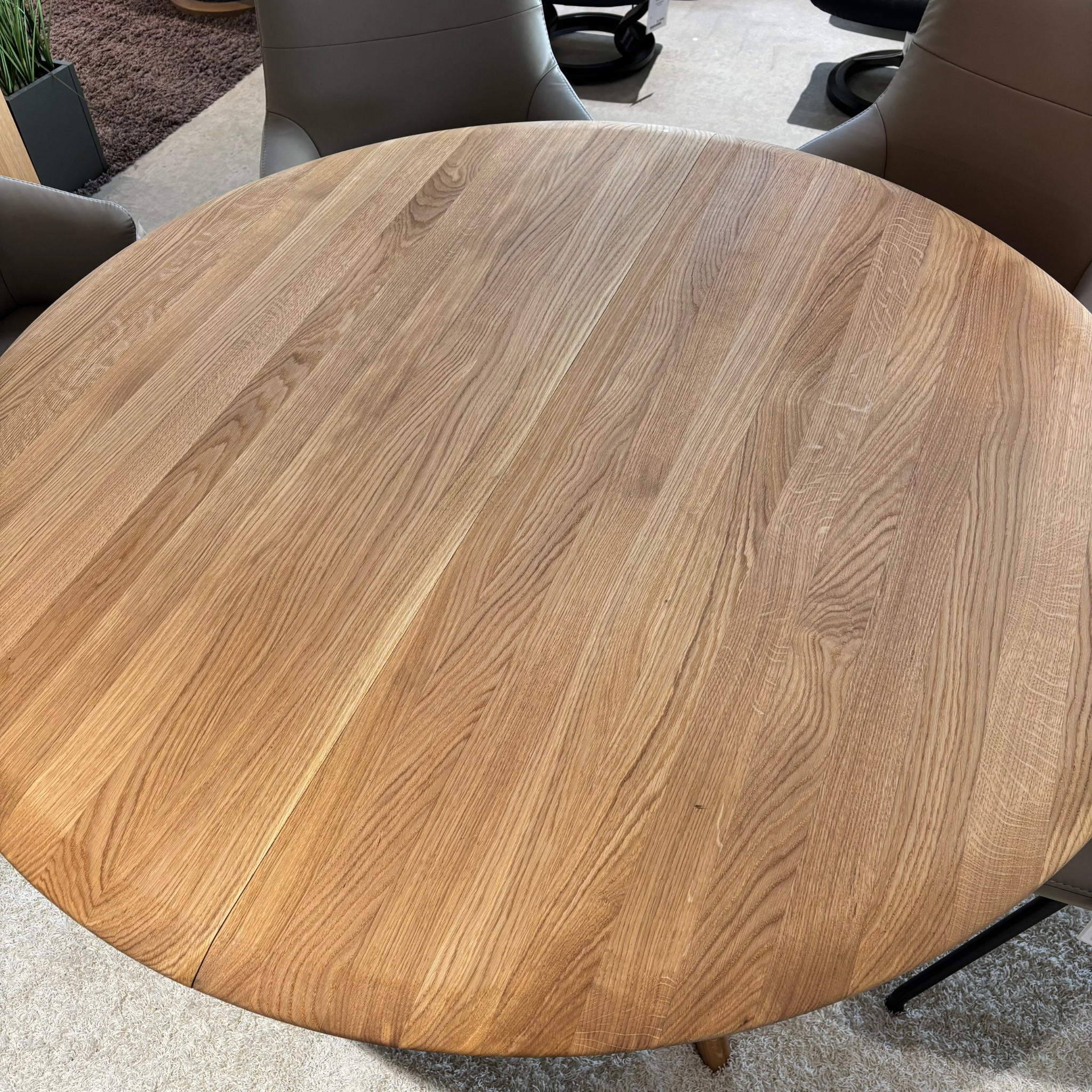 DEMO MODEL - Kristensen Amelia rundt spisebord massiv eg - AFHENTNINGSTILBUD