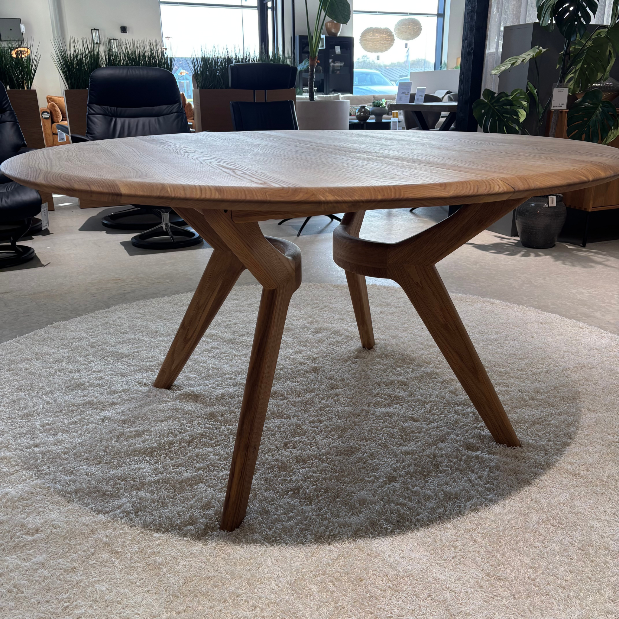 DEMO MODEL - Kristensen Amelia rundt spisebord massiv eg - AFHENTNINGSTILBUD