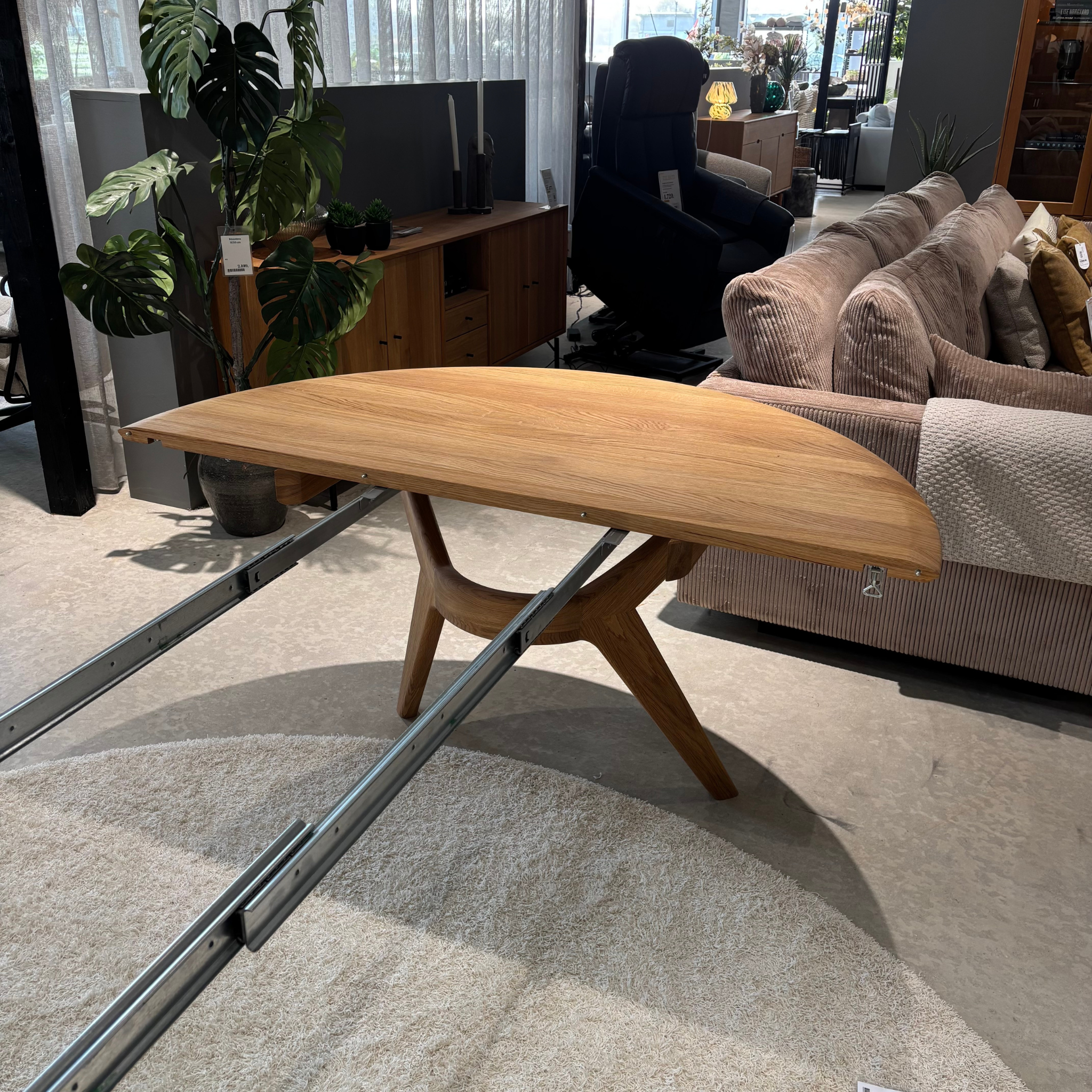 DEMO MODEL - Kristensen Amelia rundt spisebord massiv eg - AFHENTNINGSTILBUD