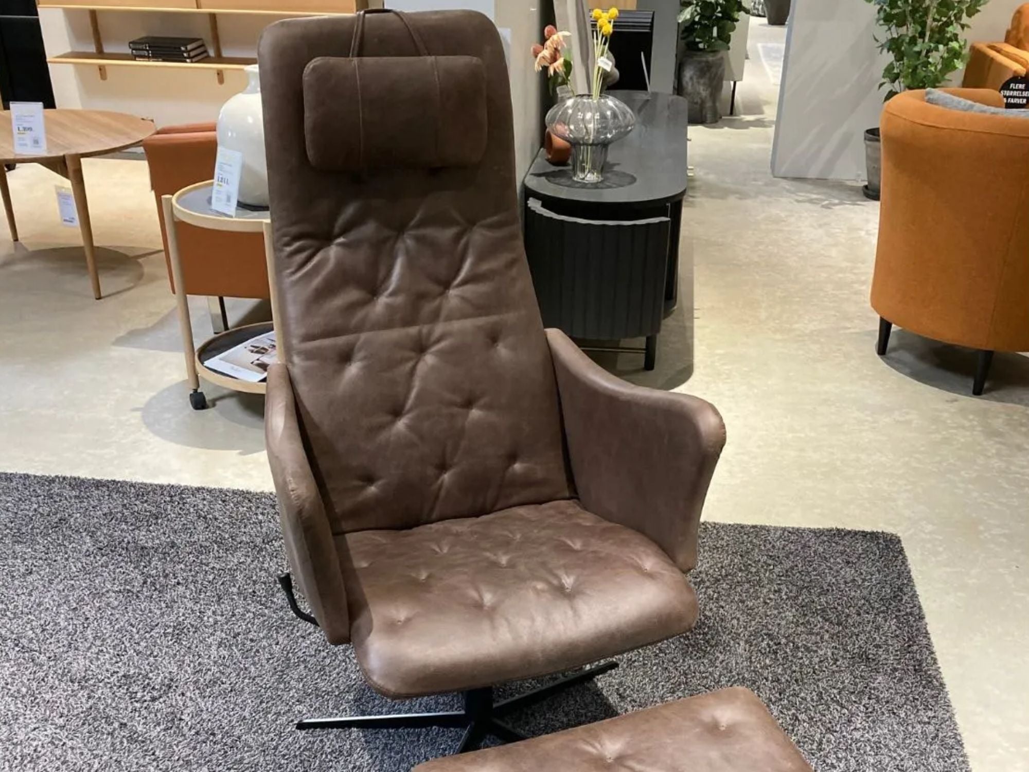 DEMO MODEL - Bröderna Anderssons Cleo lænestol inkl. skammel - AFHENTNINGSTILBUD