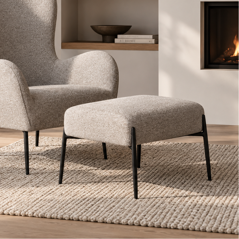 Dan-Form Glam loungestol og skammel i Pebble Earth bouclé – miljøbillede