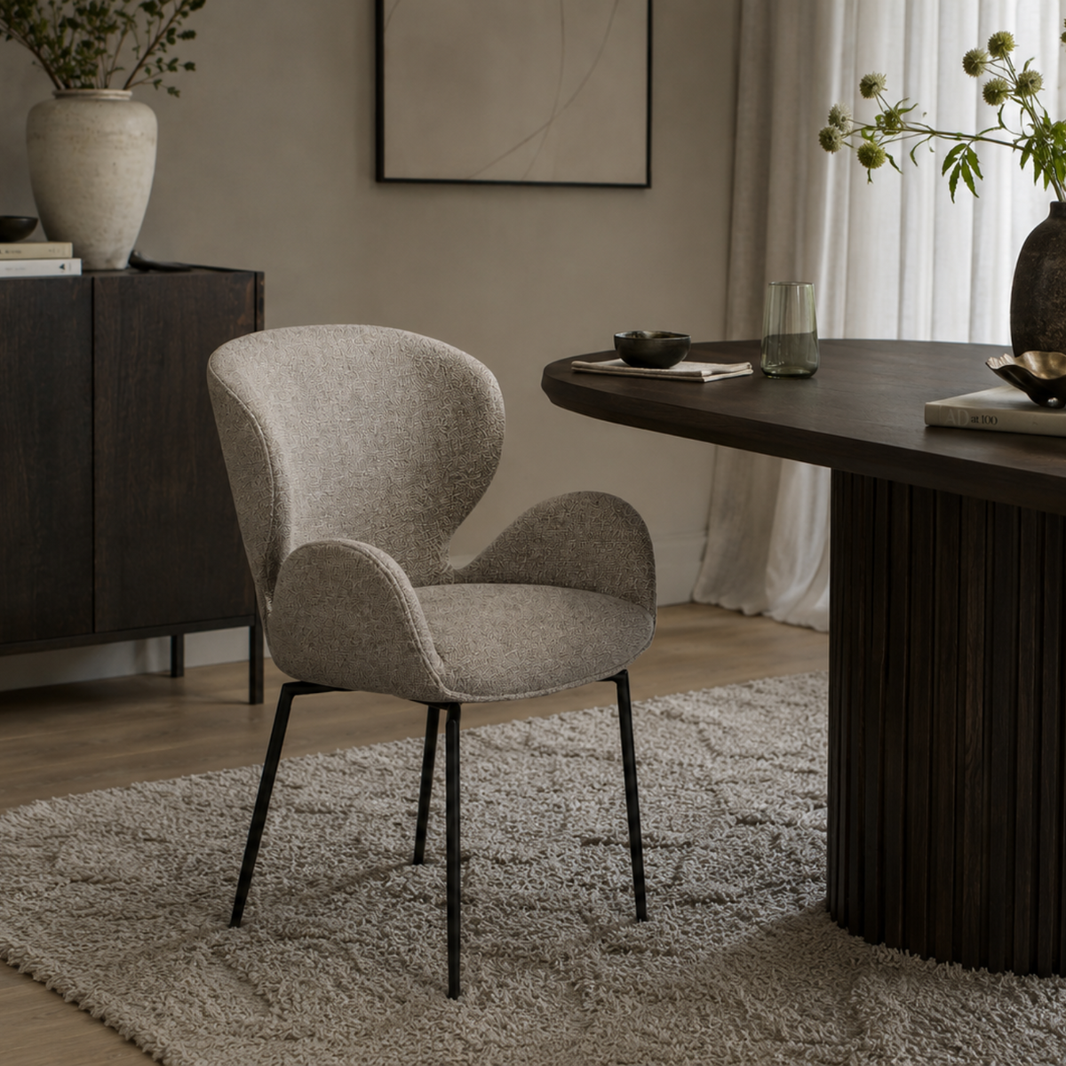 Dan-Form Glory spisebordsstol med armlæn i Pebble Earth bouclé ved spisebord