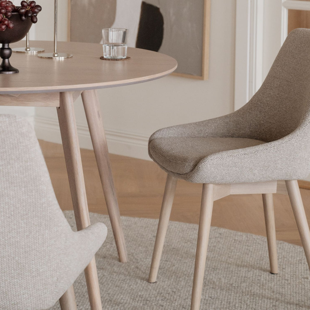 Rowico Denley spisebordsstol i lys beige stof og hvidpigmenteret eg