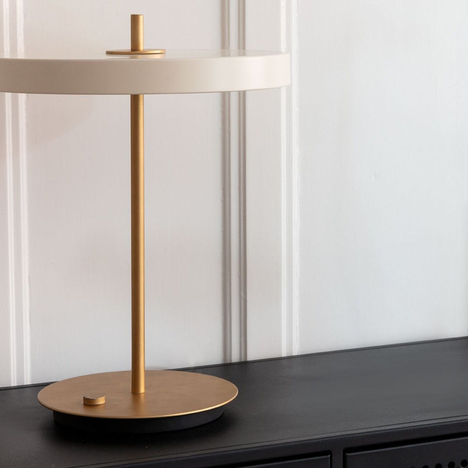 UMAGE Asteria bordlampe – miljøbillede