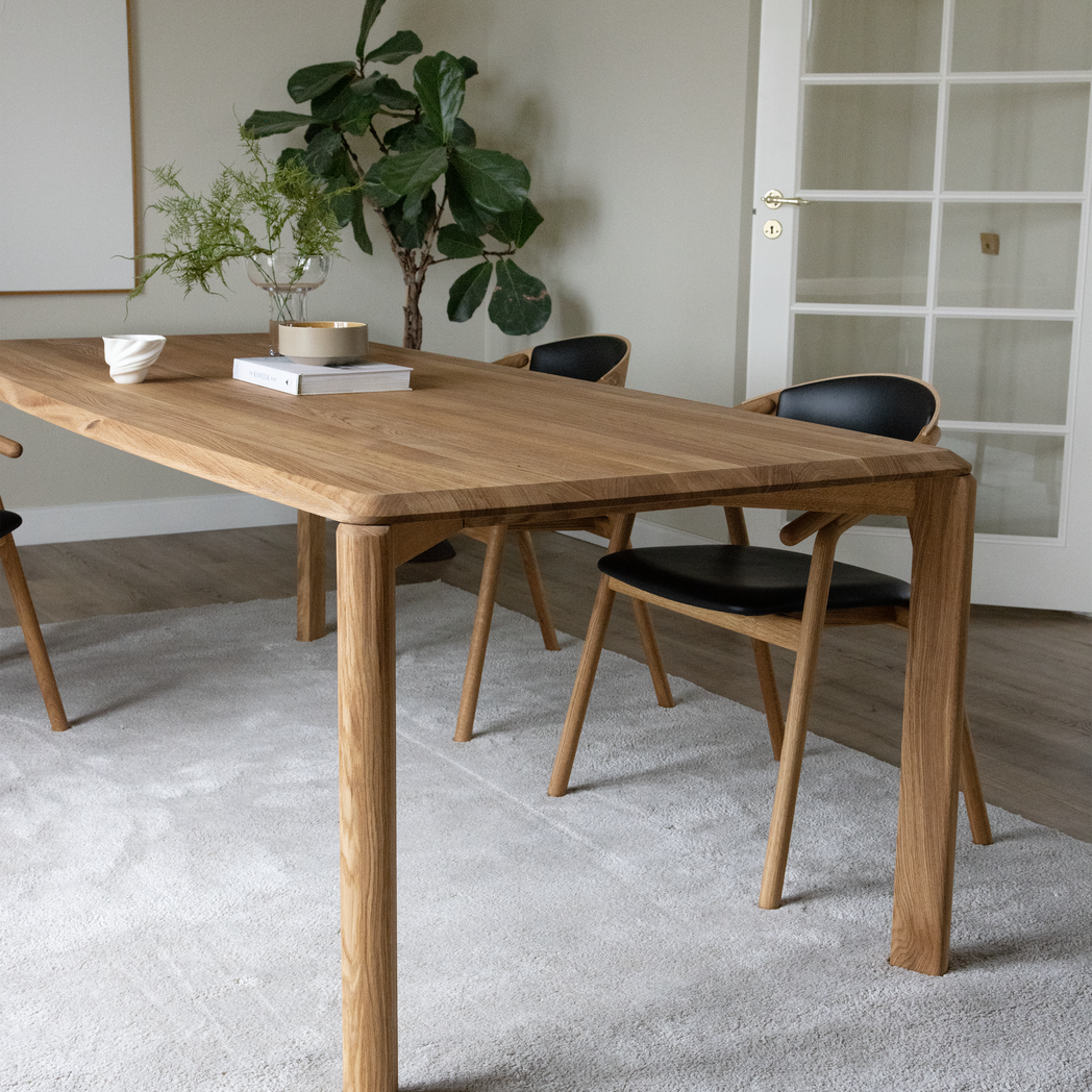 Driplet spisebord i naturolieret eg, 220 x 100 cm, med spisebordsstole