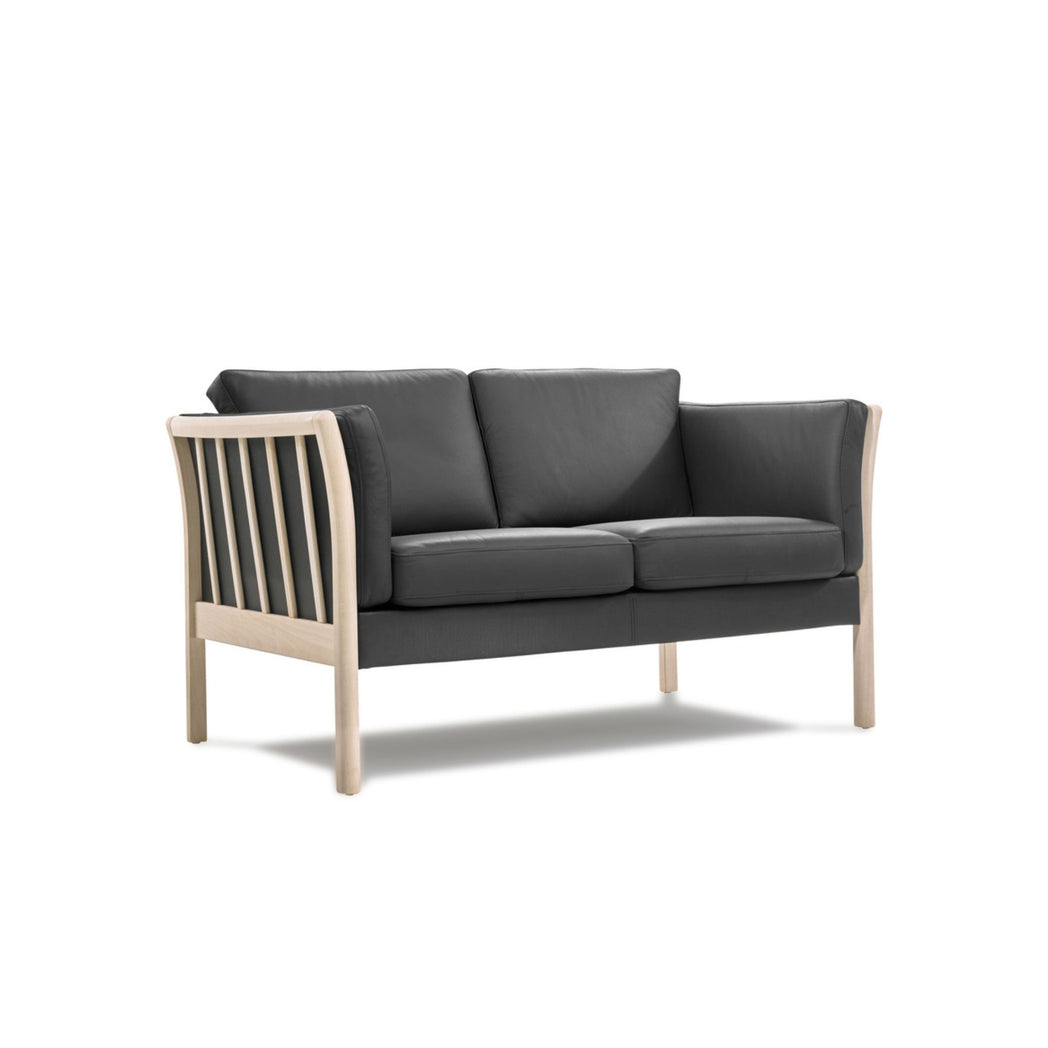 Kragelund Torup K135 2 pers. sofa i sort okselæder med tremmegavle i træ