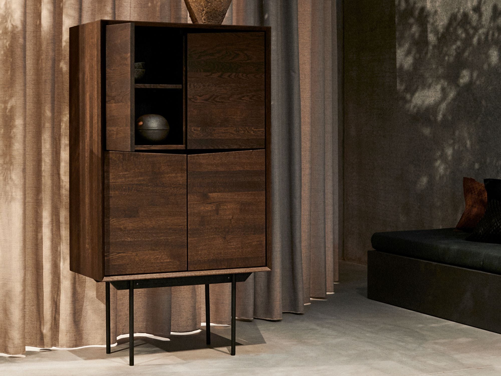 Wing highboard