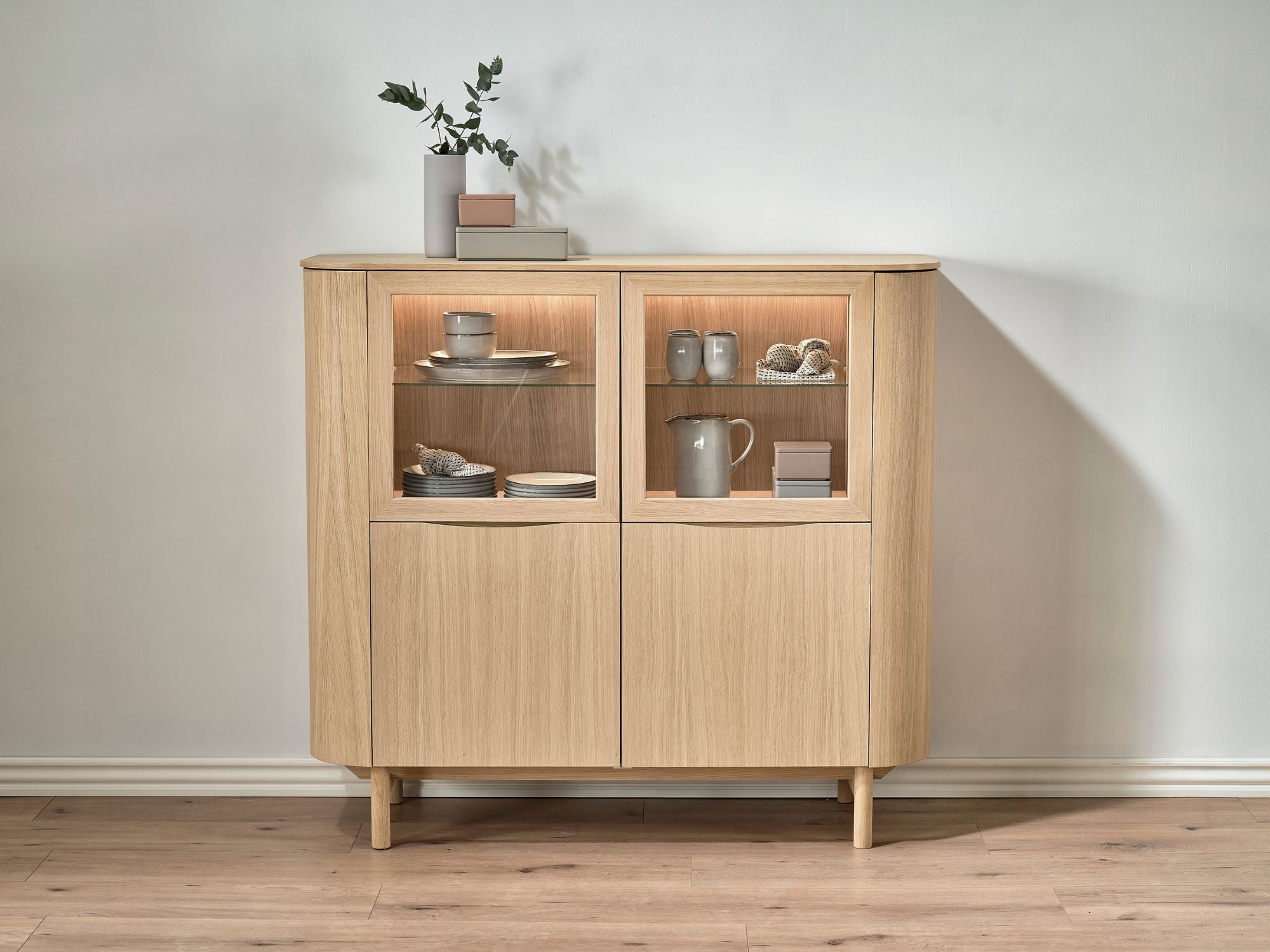 Malli highboard m. træ- & glaslåger