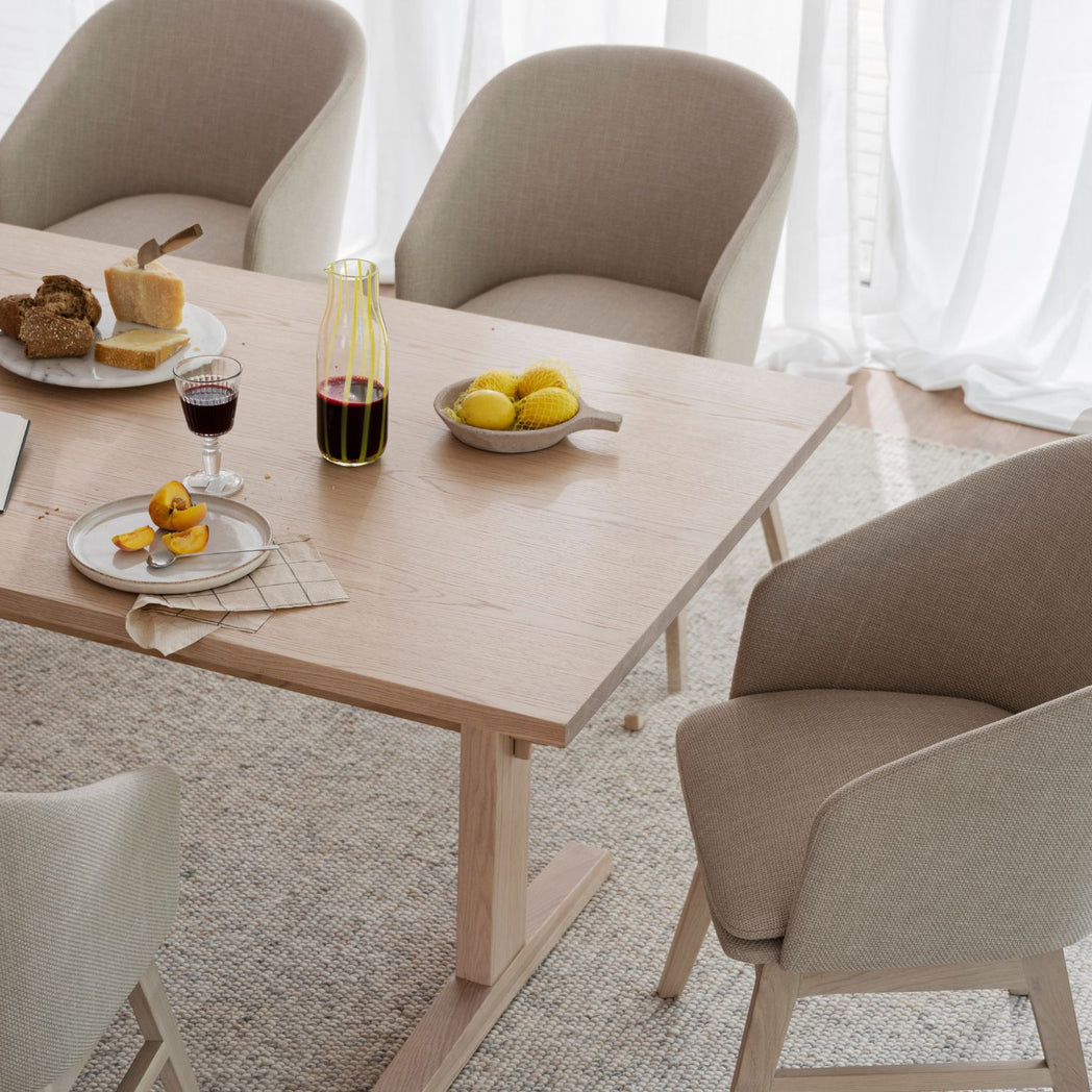 Rowico Windham spisebordsstol med armlæn i beige stof