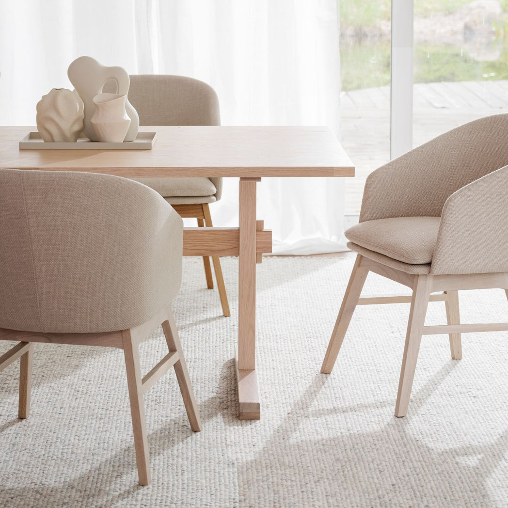 Rowico Windham spisebordsstol med armlæn i beige stof