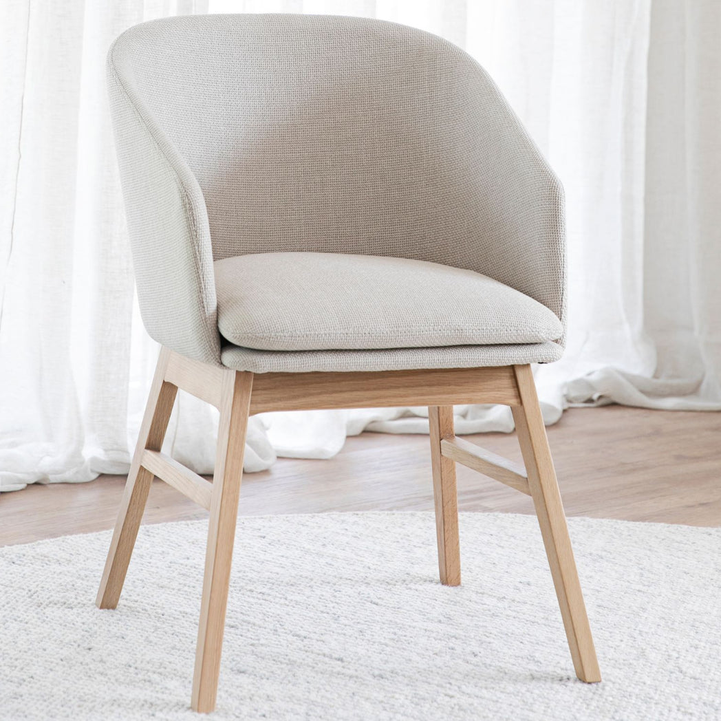 Rowico Windham spisebordsstol med armlæn i beige stof
