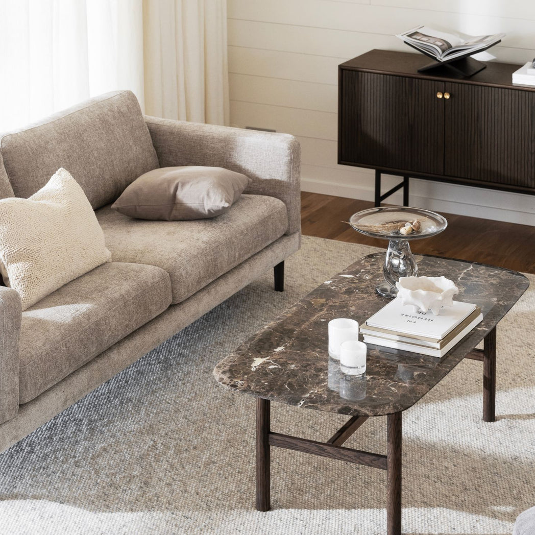 Rowico Braden 3 pers. sofa i lys beige stof og brunlakeret eg