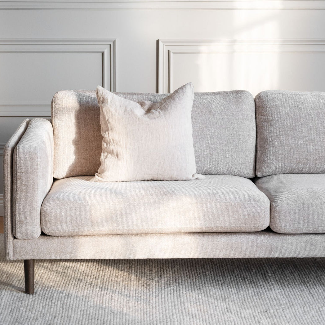 Rowico Braden 3 pers. sofa i lys beige stof og brunlakeret eg