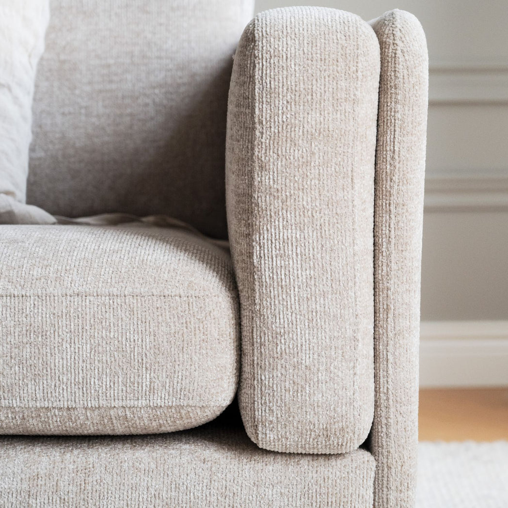 Rowico Braden 3 pers. sofa i lys beige stof og brunlakeret eg