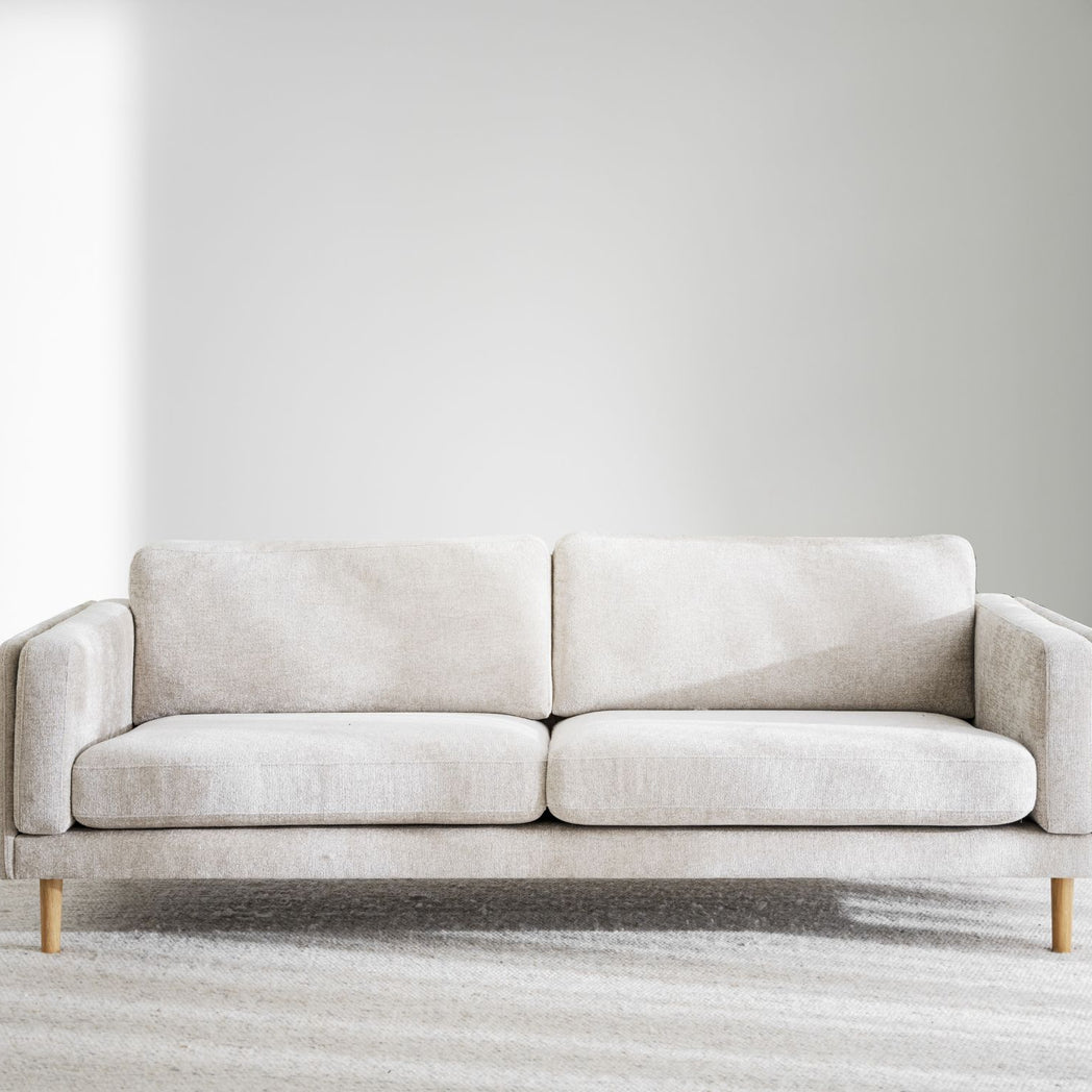 Rowico Braden 3 pers. sofa i lys beige stof og lakeret eg