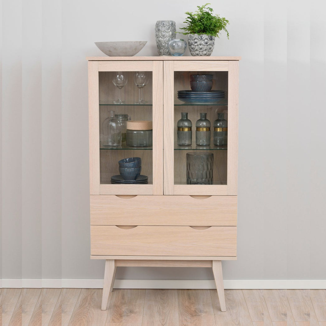 Rowico Filippa vitrineskab H140 cm i hvidpigmenteret eg