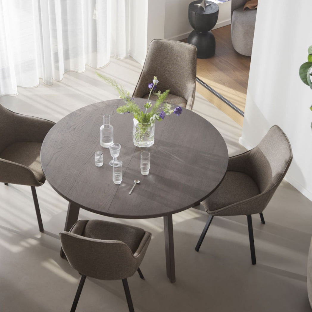 Rowico Glenside rundt spisebord i brunolieret eg