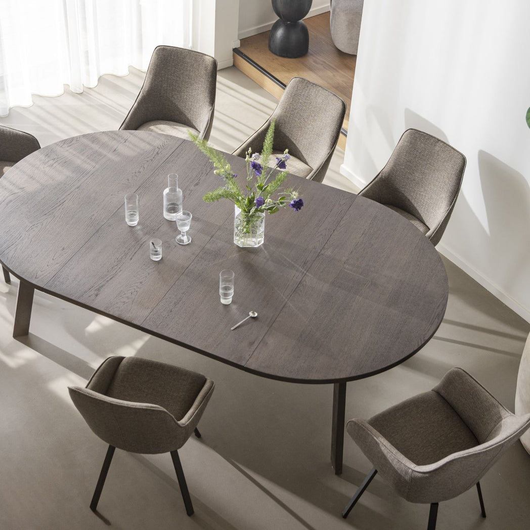 Rowico Glenside rundt spisebord i brunolieret eg