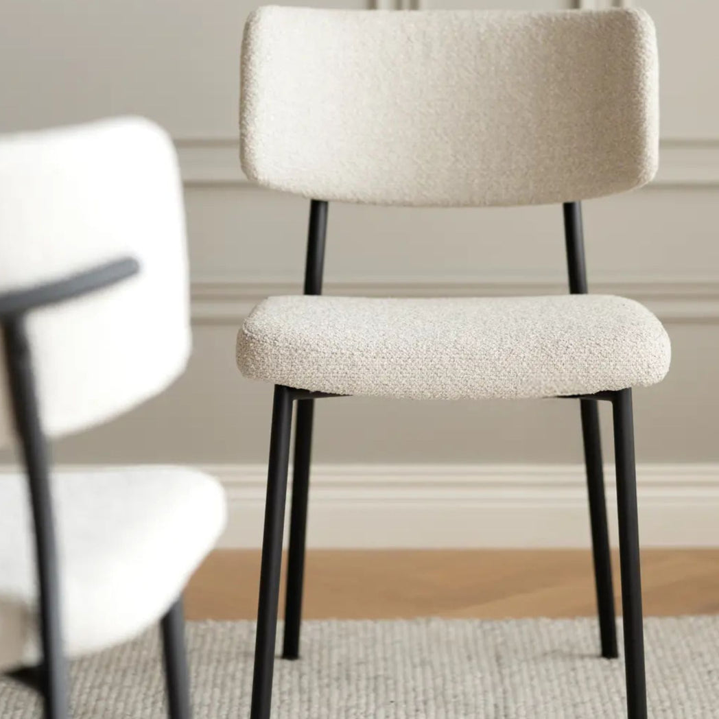 Rowico Herbster spisebordsstol i beige stof med sorte metalben