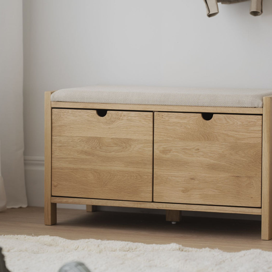 Rowico Hillmond bænk i beige stof og lakeret eg