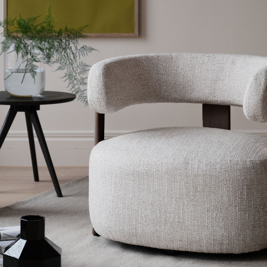 Rowico Jenison loungestol i lys beige stof og brunlakeret eg
