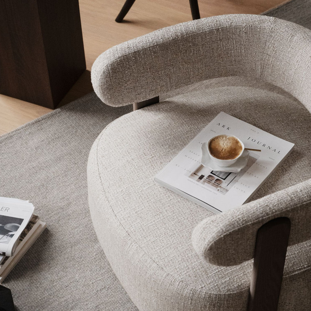 Rowico Jenison loungestol i lys beige stof og brunlakeret eg