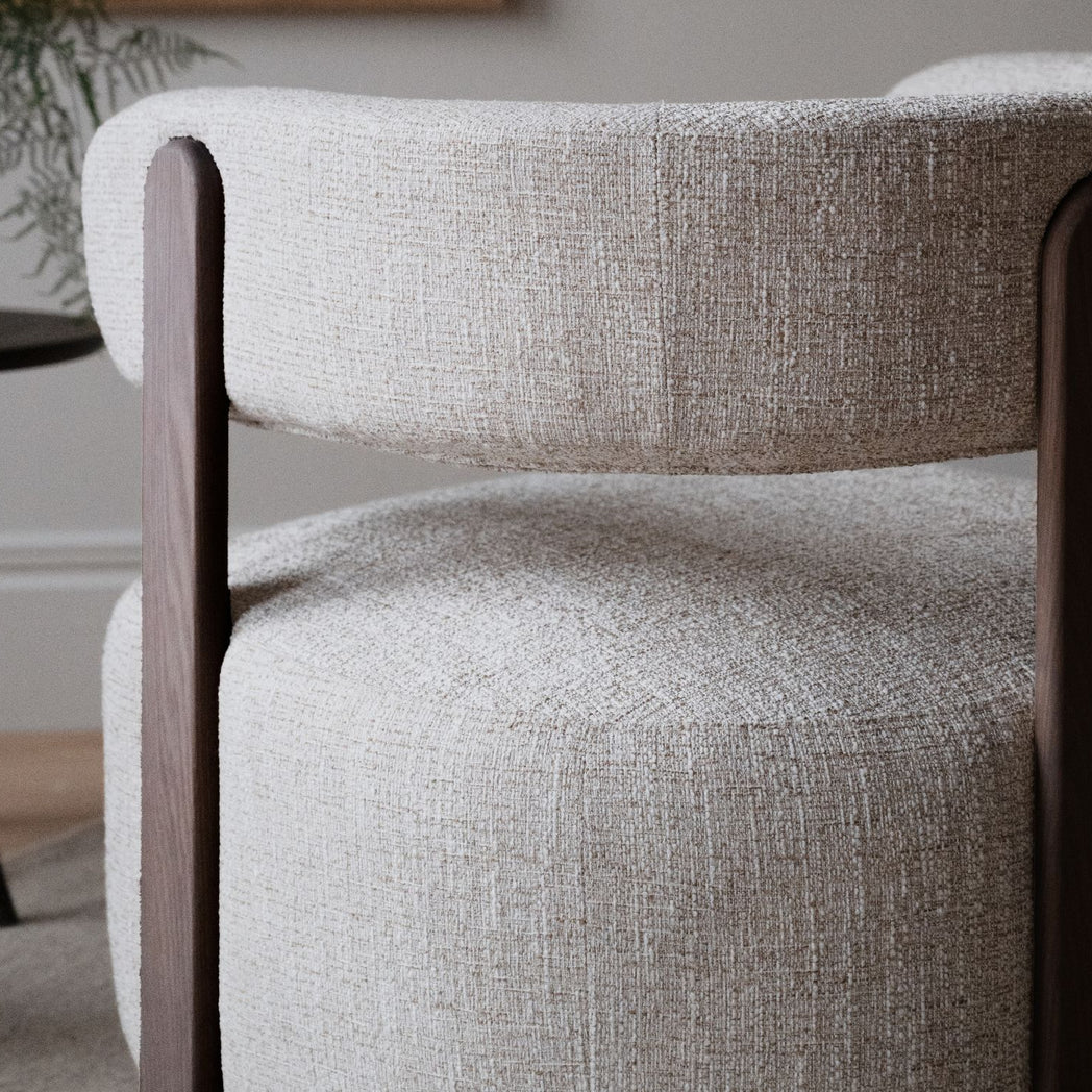 Rowico Jenison loungestol i lys beige stof og brunlakeret eg