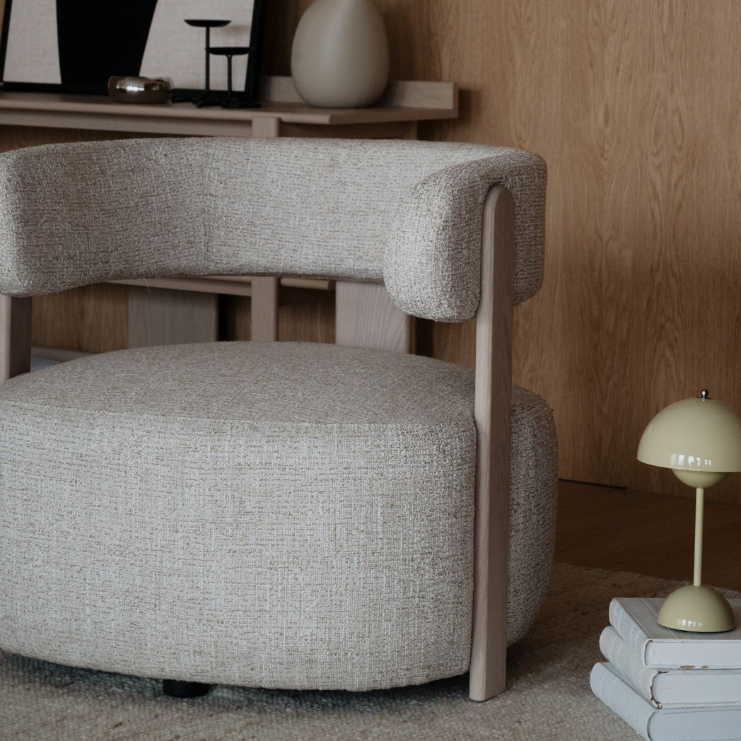 Rowico Jenison loungestol i lys beige stof og hvidpigmenteret eg