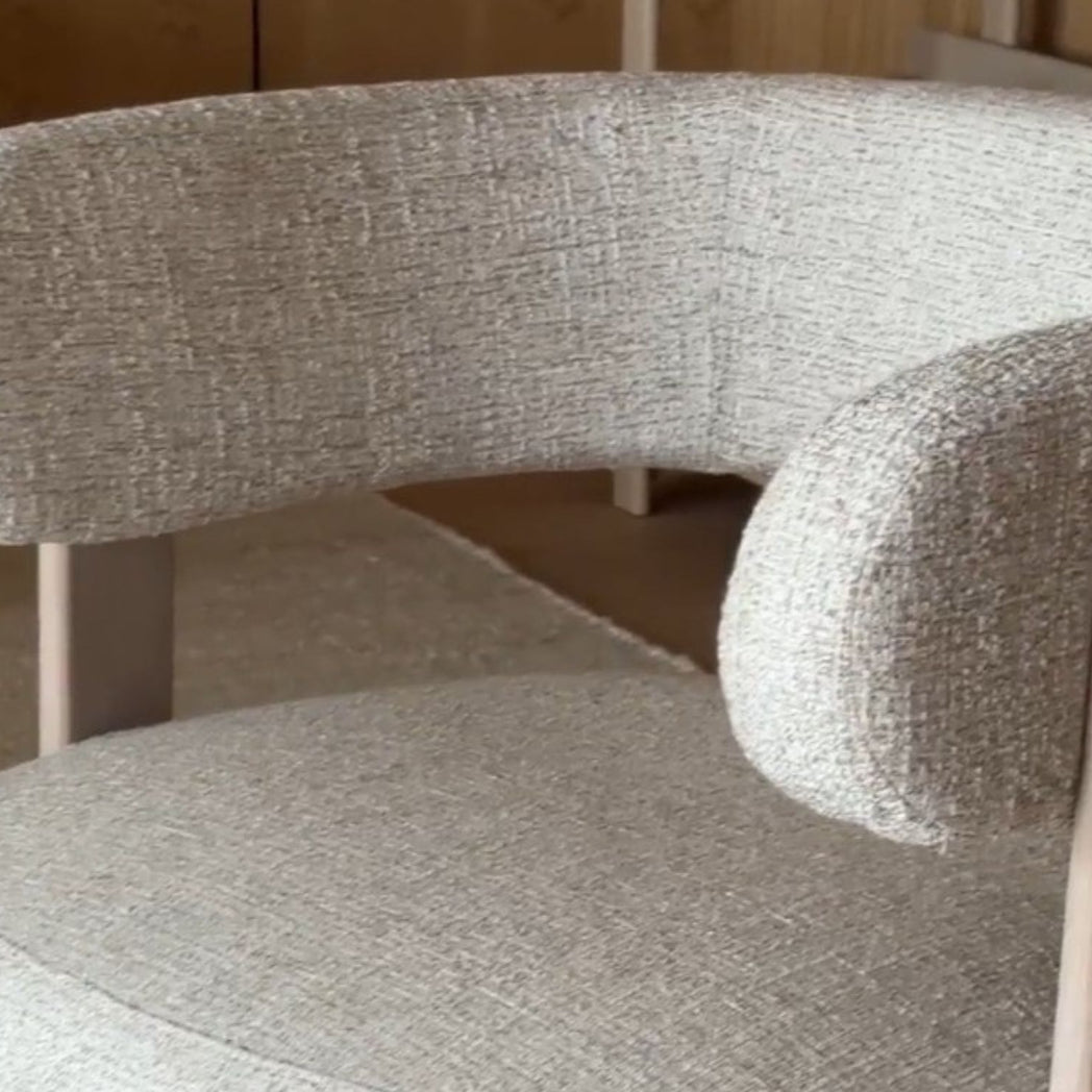 Rowico Jenison loungestol i lys beige stof og hvidpigmenteret eg