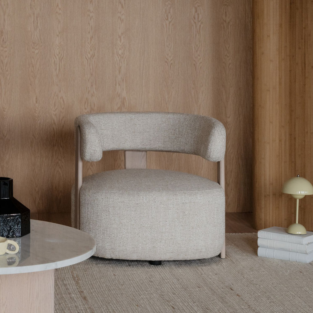 Rowico Jenison loungestol i lys beige stof og hvidpigmenteret eg