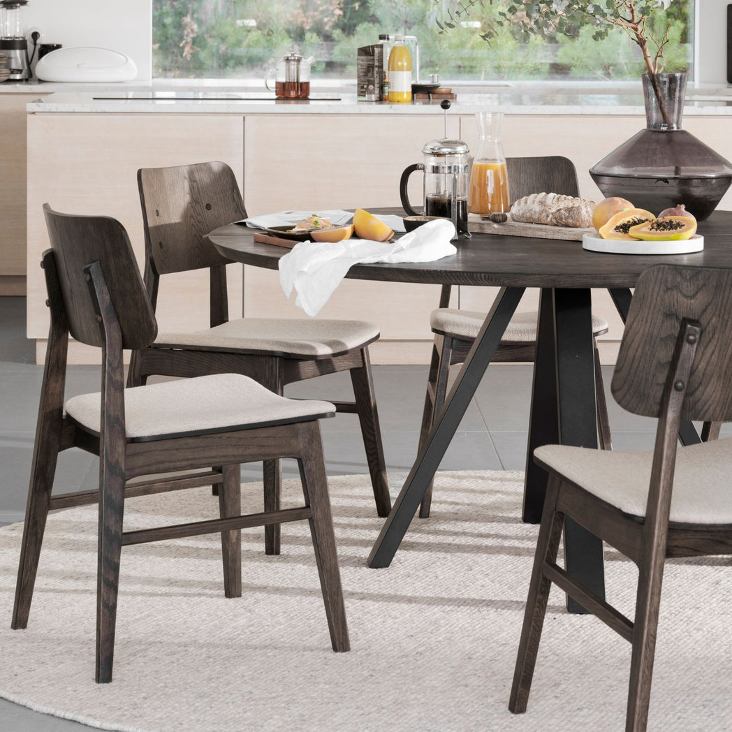 Rowico Nagano spisebordsstol i brunlakeret eg med beige stof