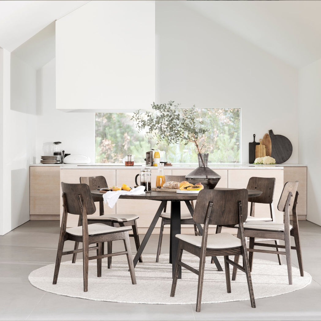 Rowico Nagano spisebordsstol i brunlakeret eg med beige stof
