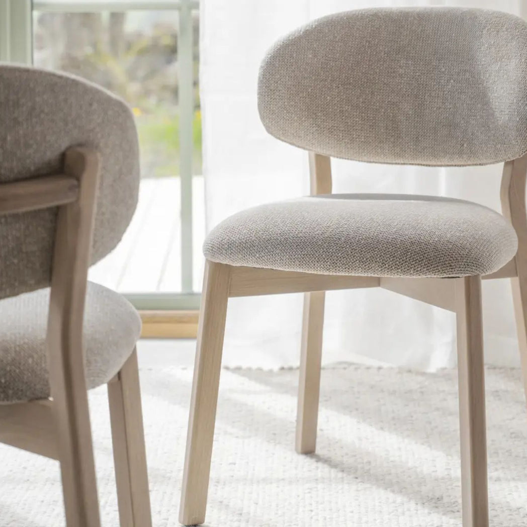 Rowico Patterson spisebordsstol i hvidpigmenteret eg med beige stof
