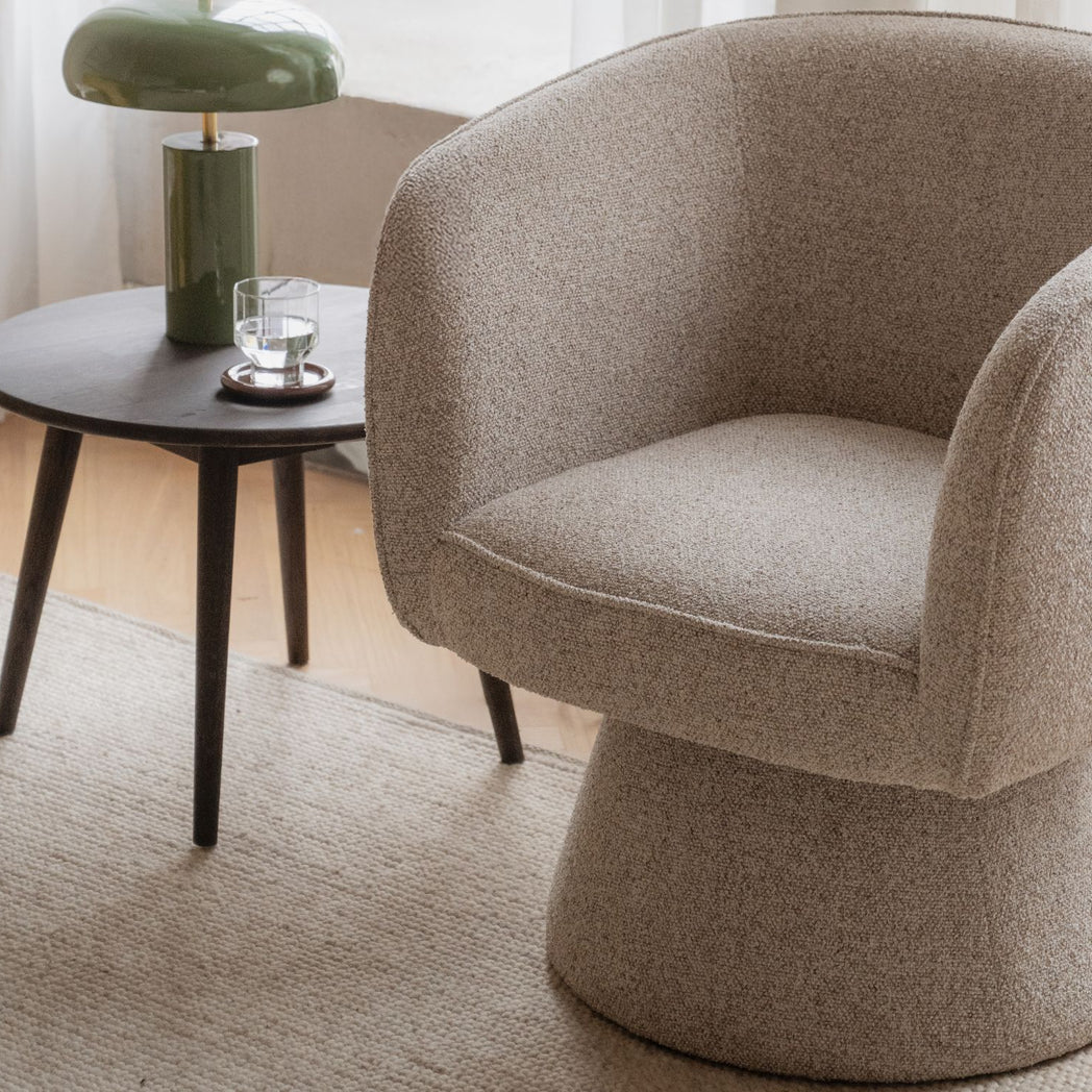 Rowico Shoreham loungestol i beige stof med drejefunktion