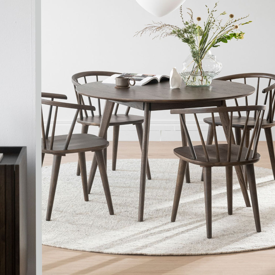 Rowico Yumi rundt spisebord i brunlakeret eg