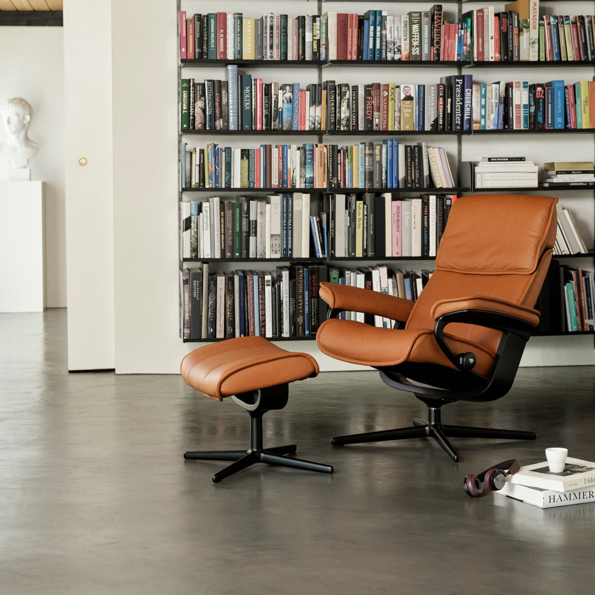 Stressless Admiral Cross lænestol med skammel i Paloma New Cognac med matsort stel