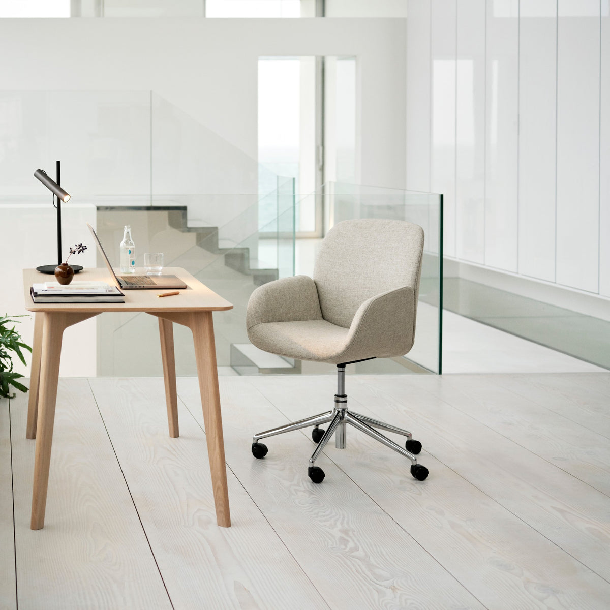 Stressless Bay kontorstol m. armlæn i Clover Light Beige på hjemmekontor