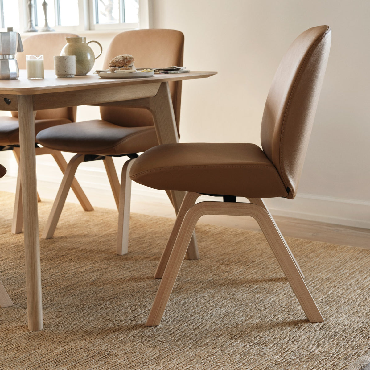 Stressless Bay spisebordsstol - D200 stel i Batick New Caramel i spisestue