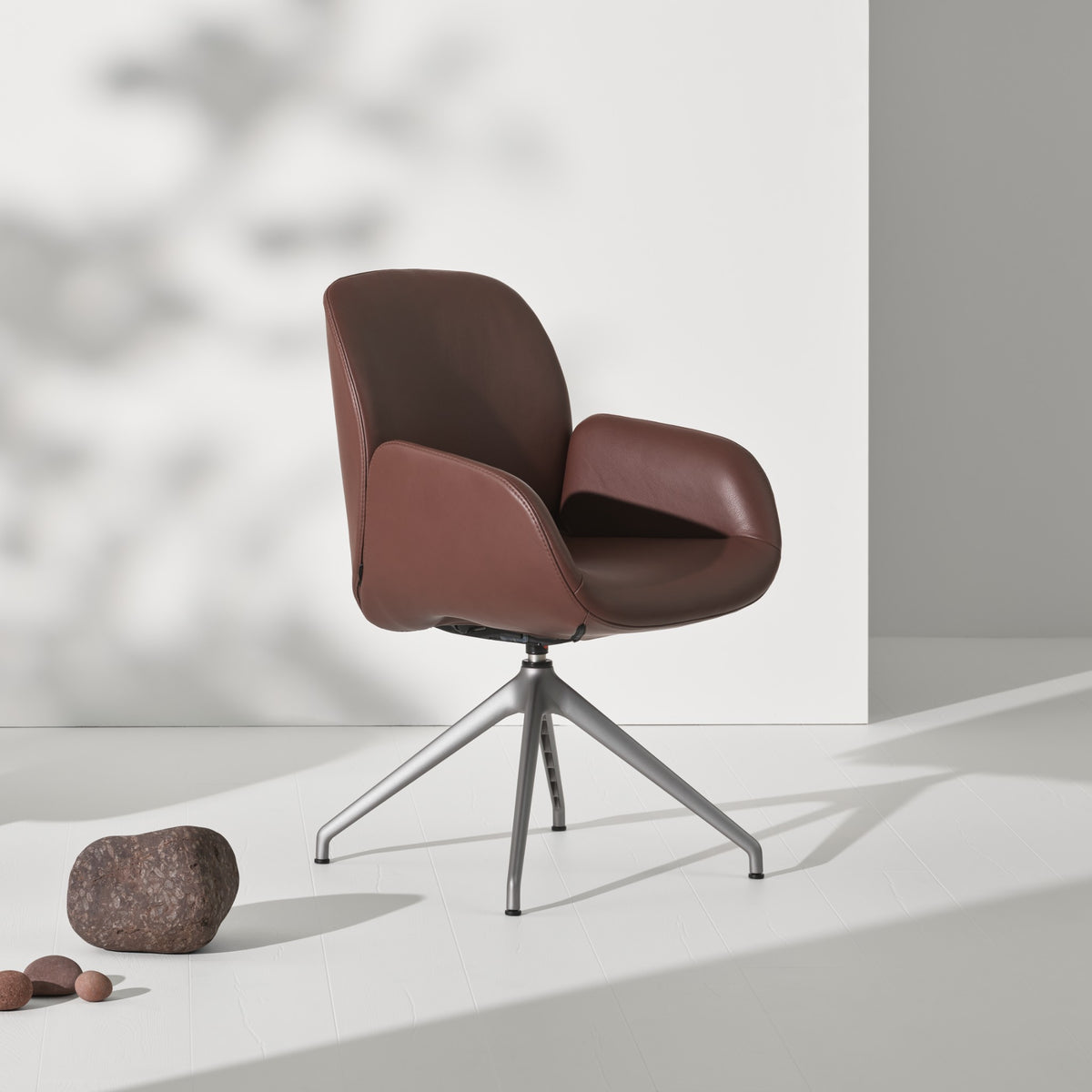 Stressless Bay spisebordsstol m. armlæn - D350 drejestel i Velaro Chocolate med satin silver stel