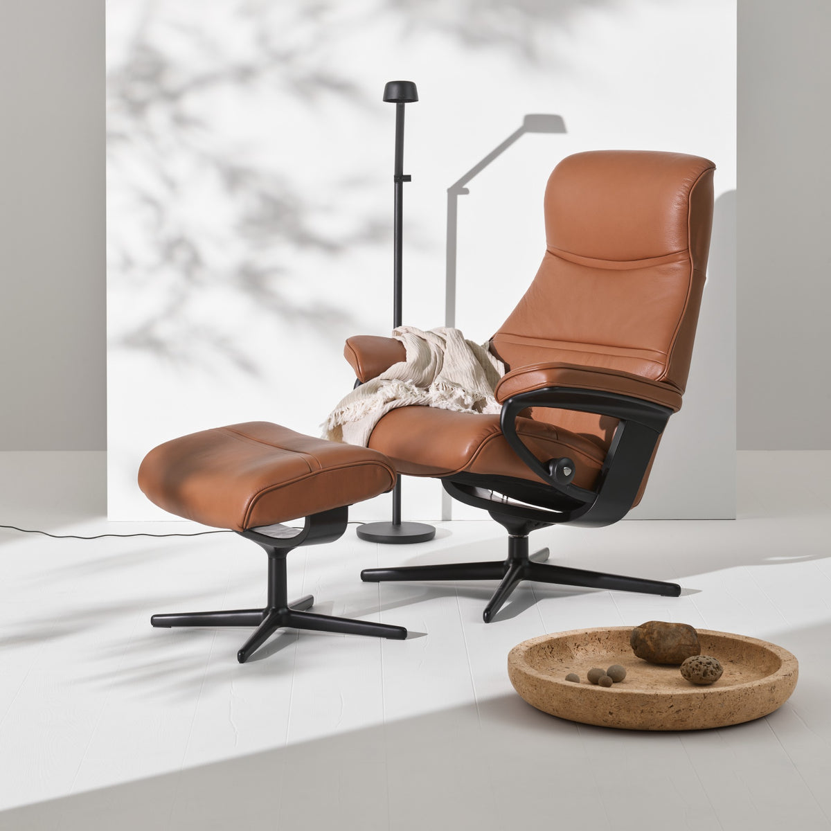 Stressless Philip Cross lænestol med skammel i Velaro Dark Caramel med matsort stel