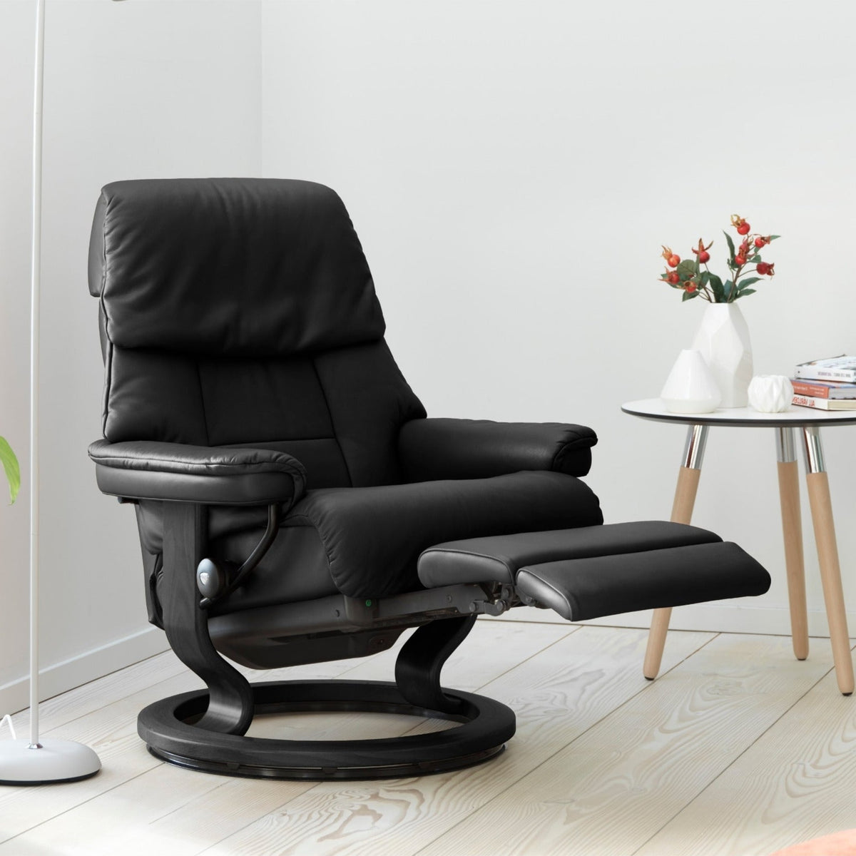 Stressless Ruby Classic lænestol med recliner i sort læder med fodstøtten ude