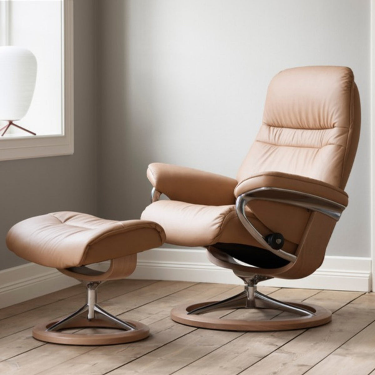 Stressless Sunrise Signature lænestol med skammel i lyst læder