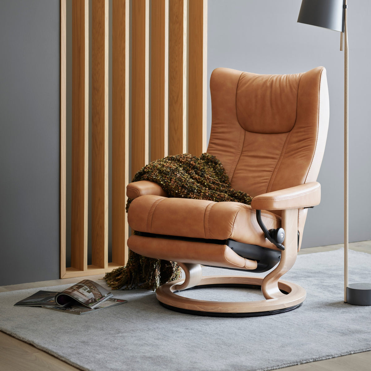 Stressless Wing Classic lænestol med recliner i Paloma Taupe med egetræsstel