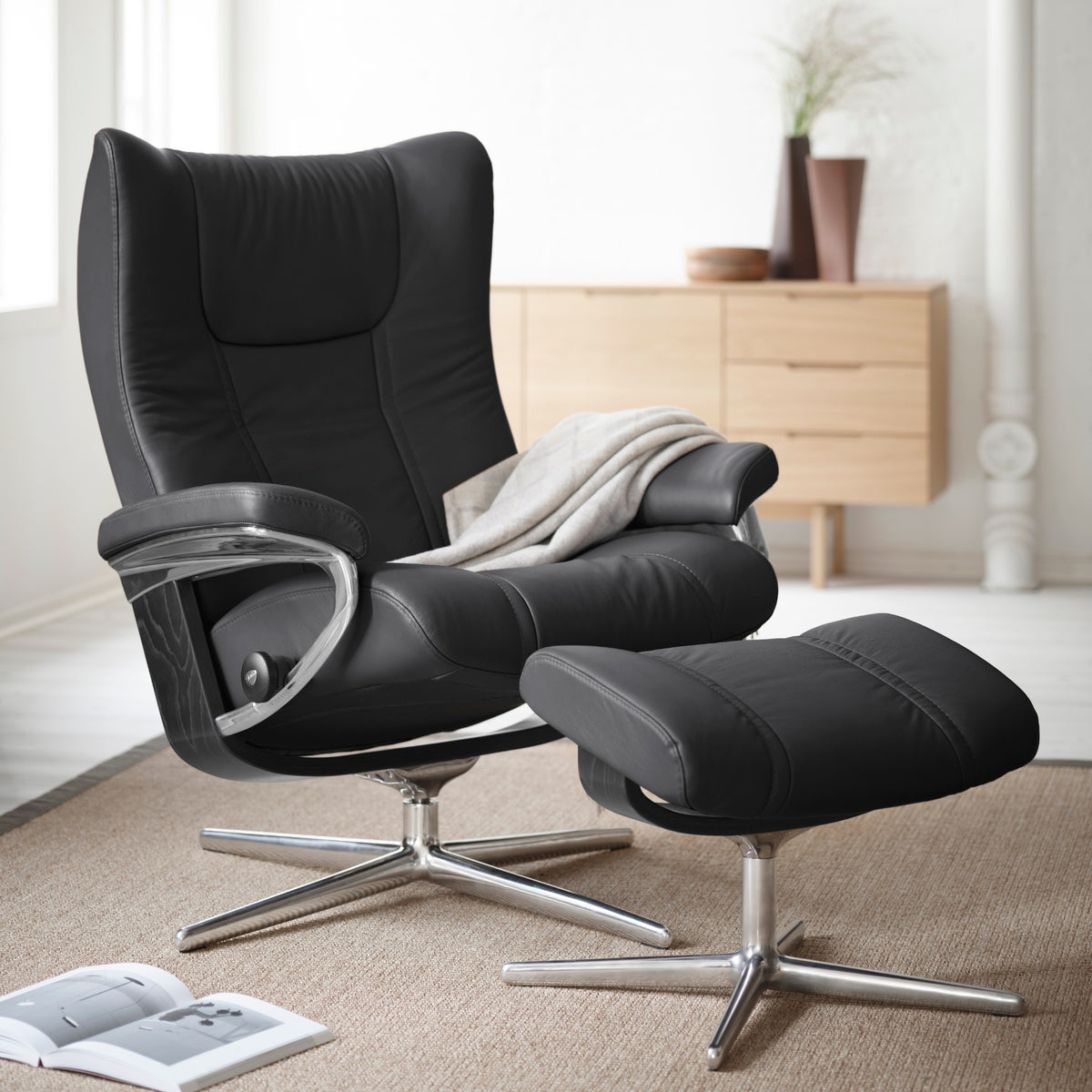 Stressless Wing Cross lænestol med skammel i Paloma Black med chrome stel