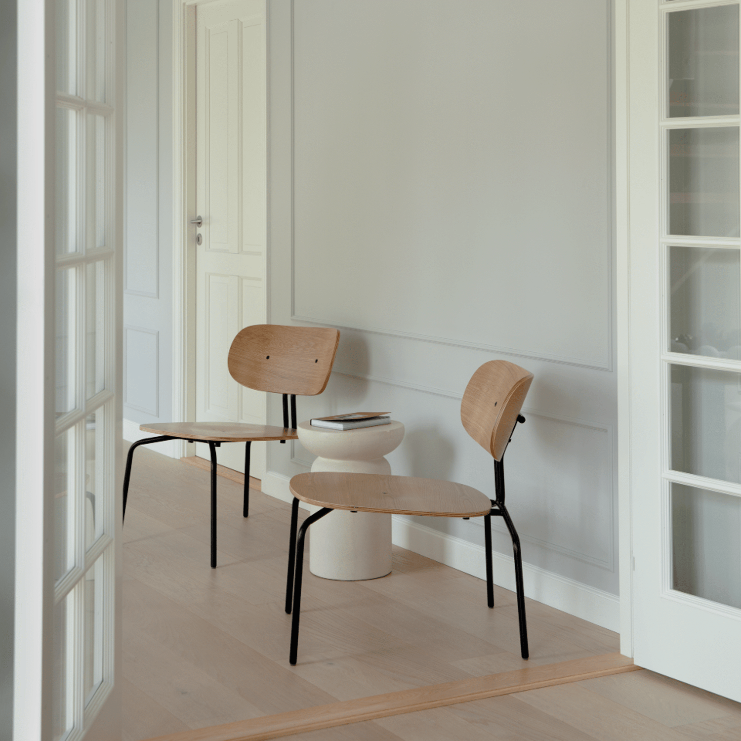 UMAGE Curious loungestol med sort stel – miljøbillede