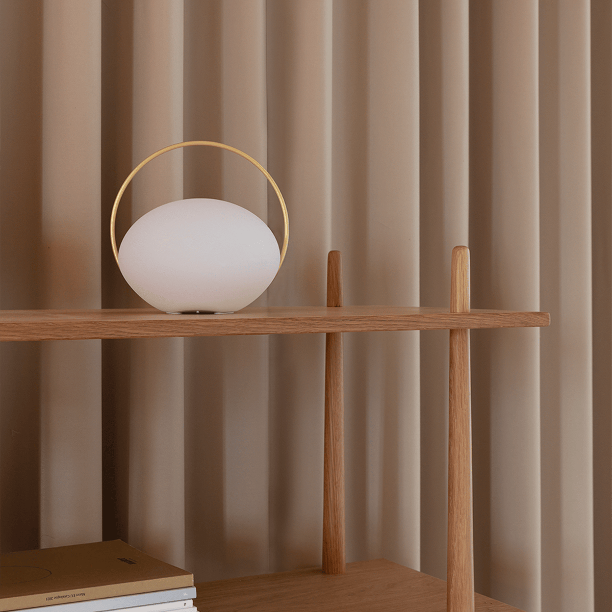 UMAGE Orbit trådløs bordlampe – miljøbillede
