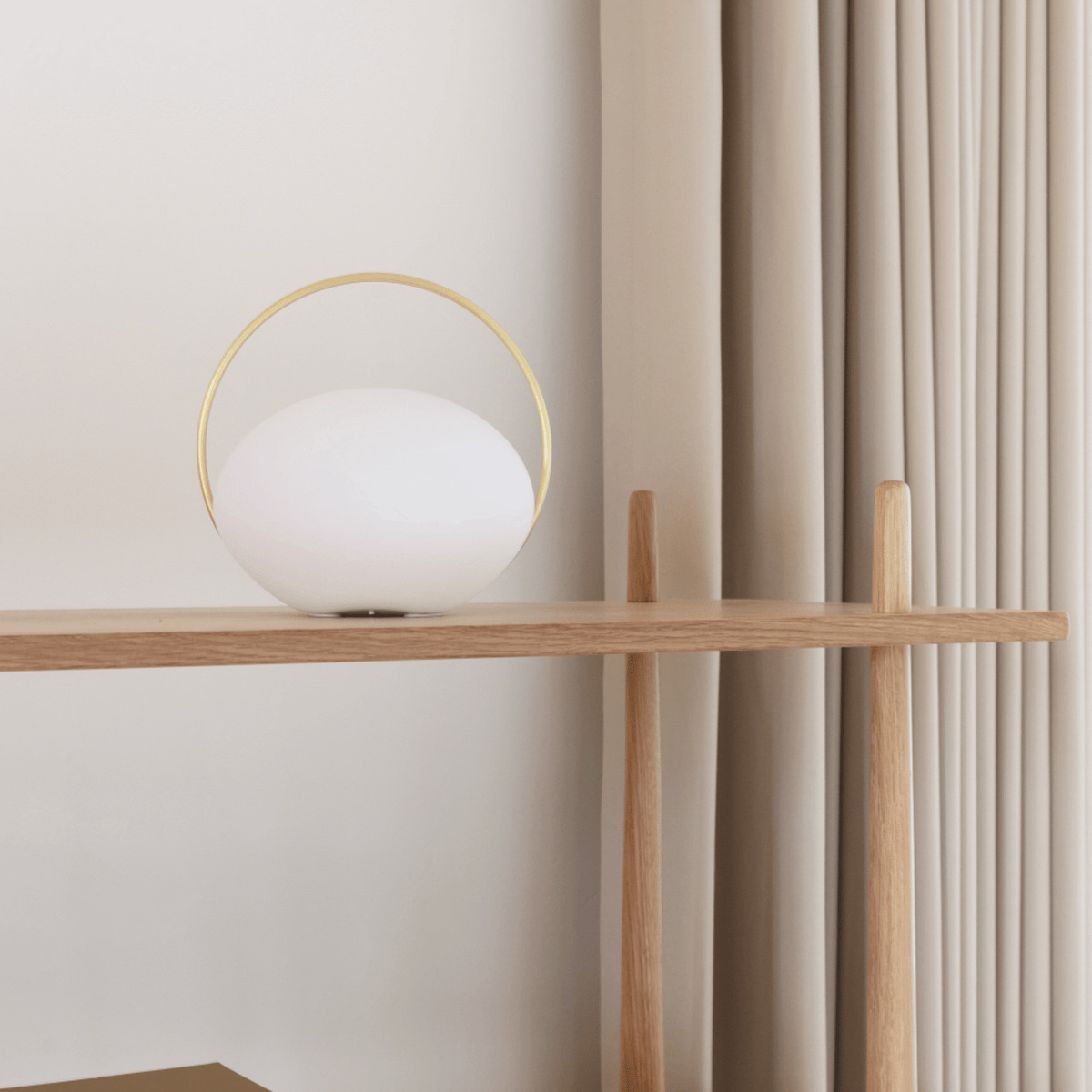UMAGE Orbit trådløs bordlampe – miljøbillede