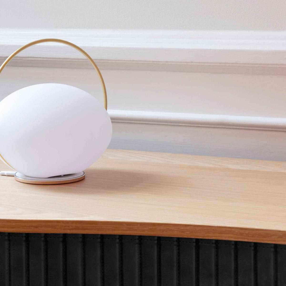 UMAGE Orbit trådløs bordlampe – miljøbillede
