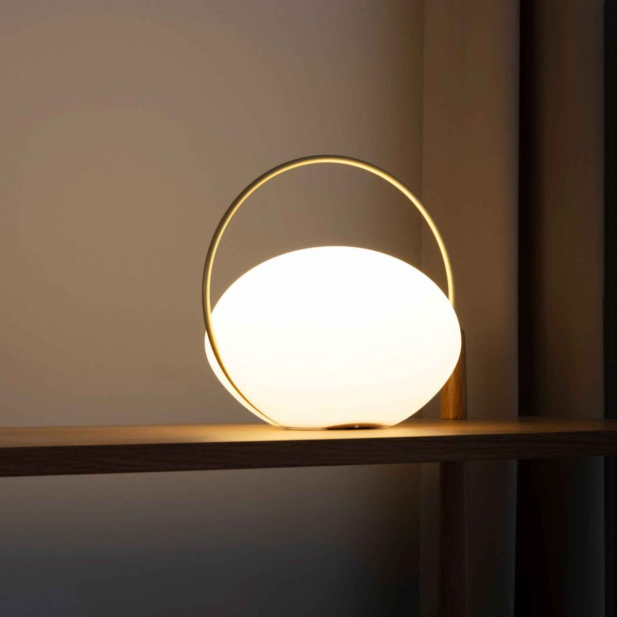 UMAGE Orbit trådløs bordlampe – miljøbillede